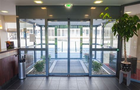 La porte automatique piétonne équipe une grande diversité d'établissements : Coulissante