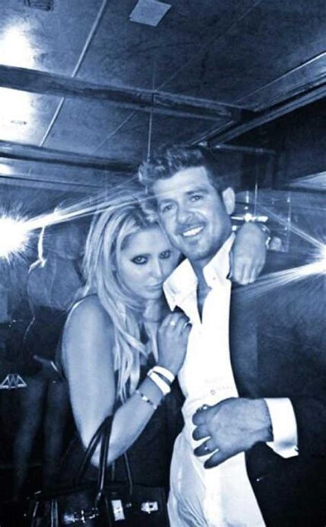 Robin Thickes Hand On A Fans Butt Or Nowhere Near It E Online Uk