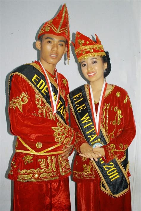 Indonesia sudah terkenal sejak dahulu dengan keberanekaragaman budayanya, sebab di indonesia terdapat banyak sekali adat dan budaya yang mengakar di setiap daerah dan suku di indonesia. 5+ Pakaian Adat Sulawesi Tengah (NAMA, PENJELASAN, GAMBAR)