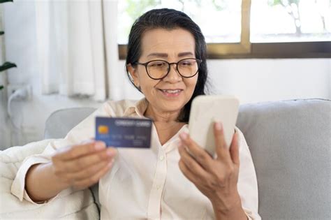 Ältere Frau Mit Smartphone Für Online Shopping Hand Hält Handy Mit