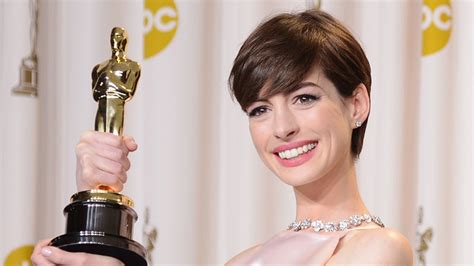Anne Hathaway Explains Her Pink Oscars Dress