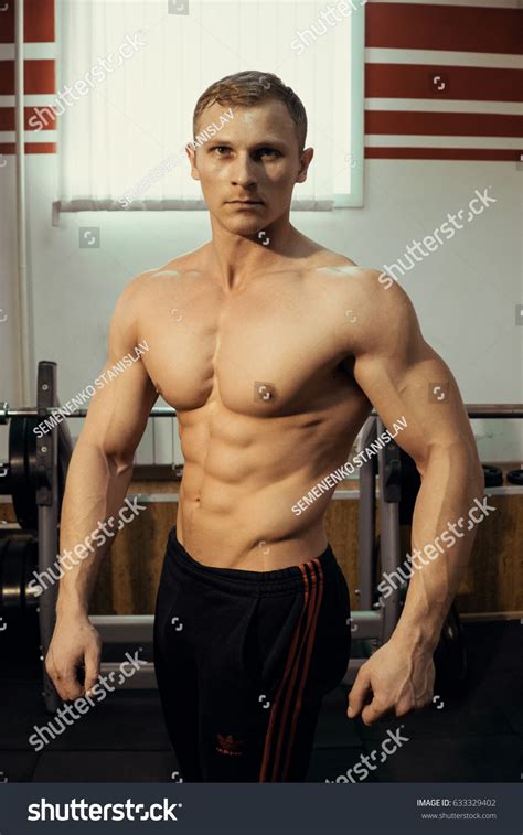 Muscular Athlete Bodybuilder Naked Torso Posing Stock Photo 633329402