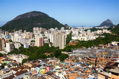 Pobres E Ricas Regiões Do Rio De Janeiro Foto De Stock Getty Images