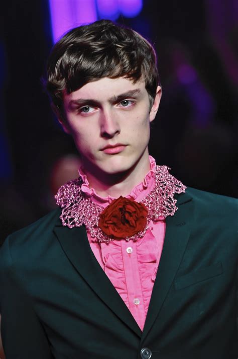 Men's fashion designers celebrate androgyny trend ...