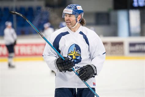 He has formerly played in the nhl with the pittsburgh penguins, washington capitals, new york rangers, philadelphia flyers, dallas stars, boston bruins, new jersey devils, florida panthers and calgary flames, serving as captain of the. Jaromir Jagr assure qu'il peut encore jouer au hockey