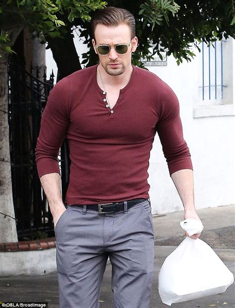 Chris Evans Puts His Buff Muscles On Display On Lunch Date Daily Mail
