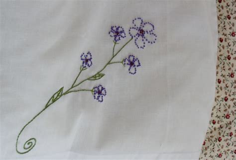 Beautiful floral embroidery patterns and super cute cross stitch! Itchin' Stitchin': Free French Wildflowers Embroidery Pattern