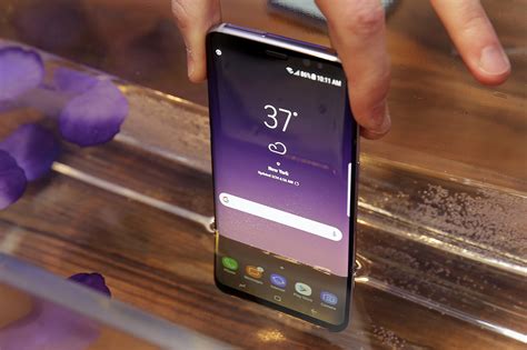 One Of The Galaxy S8s Biggest Features Is Here Samsungs Bixby Voice