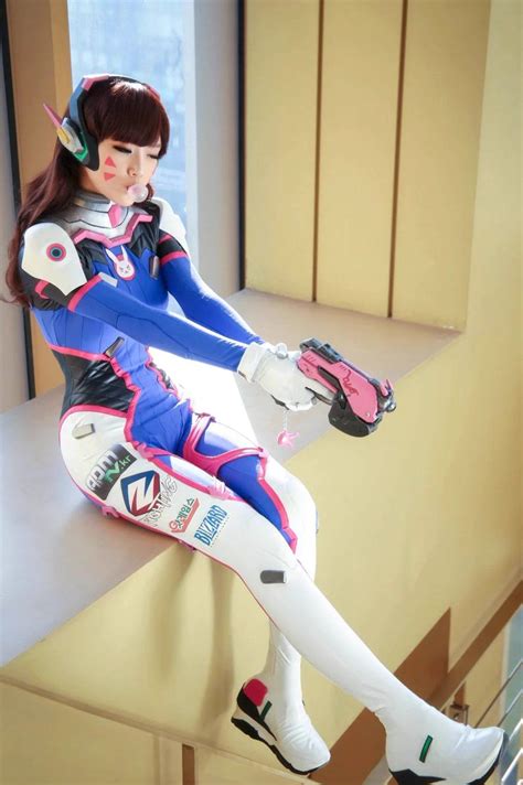 This D Va Cosplay Is On Point Overwatch Dva More Cosplay Anime D Va Cosplay Cosplay Lindo