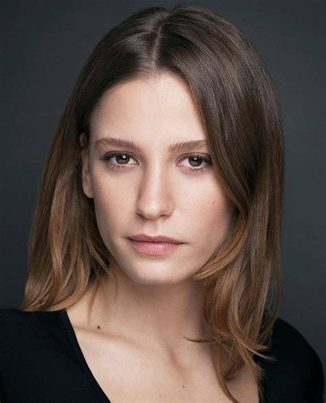 Lise yıllarında tiyatroya başlayan serenay sarıkaya okulu bitirdikten sonra oyunculuk üzerine eğitimler almıştır. Serenay Sarıkaya | Doblaje Wiki | Fandom