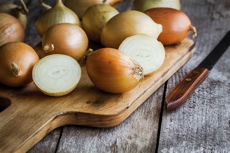 Onion juice for hair growth and reversing grey the scientific researches on natural treatments for hair loss have confirmed that eating onions and apply onions juice helps to control hair loss and other hair related hair problems like fungal infections, dandruff and yeast infections. 7 Ways to Reverse Gray Hair Naturally | natural beauty ...