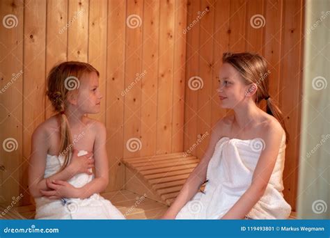 Meisjes Zitten In De Sauna En Bekijken Elkaar Stock Afbeelding Image Of Handdoek