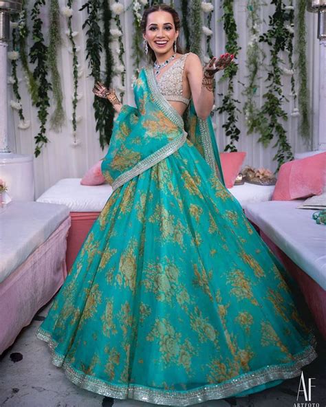 Showstopper Vibrant Mehendi Dresses Spotted On Real Brides Wedding Trends And Updates
