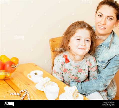 Una Joven Madre Con Su Hija En La Cocina Bebiendo Té Juntos Abrazando A