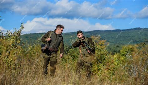 Forces Armées Camouflage Chasseurs Dhommes Avec Fusil Camp Dentraînement Amitié Des Hommes
