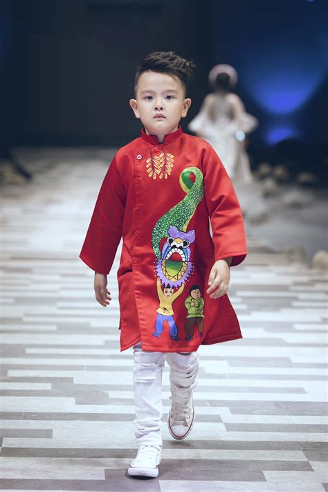 Áo nâu với hai vạt trước buộc chéo thả xuống đi với quần lĩnh đen và thắt lưng lụa. Những mẫu áo dài cách tân nam giới đẹp nhất 2020