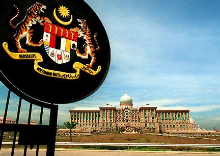 Senarai nama perdana menteri serta bekas perdana menteri malaysia ini mengandungi nama penuh, gambar, tarikh lahir, serta tarikh meninggal bagi perdana menteri yang telah meninggal dunia, gelaran, serta tempoh memegang jawatan. SENARAI NAMA & ALAMAT MENTERI / TIMBALAN MENTERI - NissaONisaa