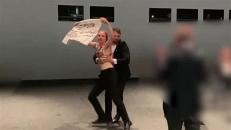 Volkswagen Tortenwurf Und Nacktprotest Bei Vw Aktion Rsversammlung Video Stern De