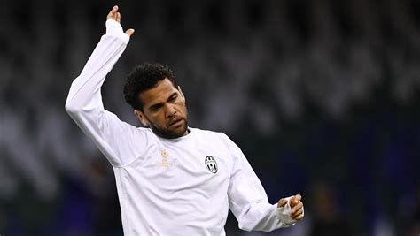 Dani alves juventus ile önümüzdeki sezon için anlaştığını resmen açıkladı. Dani Alves rescindió su contrato con la Juventus