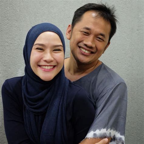 Maka, ketika diminta terlibat fashion show membawakan brand fesyen miliknya, perempuan yang tidak memiliki latar belakang desainer ini langsung mengambil inspirasi yang tidak biasa. 10 Tahun Menikah, 10 Potret Kemesraan Zaskia Adya Mecca ...