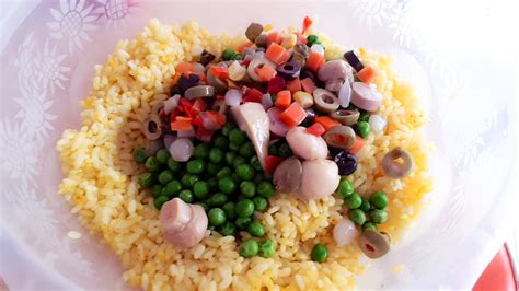 Insalata di riso con condiriso. Insalata di riso gialla con verdure e tonno - Ricetta ...