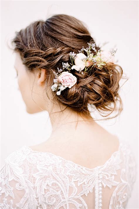 Short hair can be styled in multiple ways and there is no scarcity of wedding hairstyles for short hair. 30 CHIC AND EASY WEDDING GUEST HAIRSTYLES - My Stylish Zoo