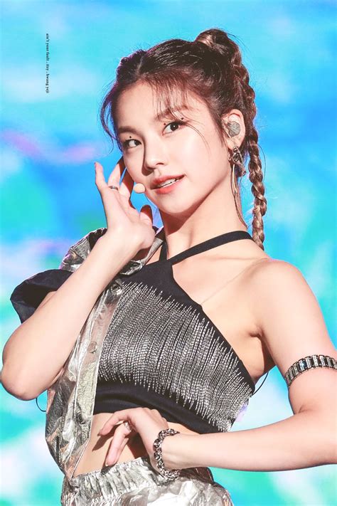 Itzy's yeji colourful candy like hair for comeback draws. 191019 Yeji : ITZY