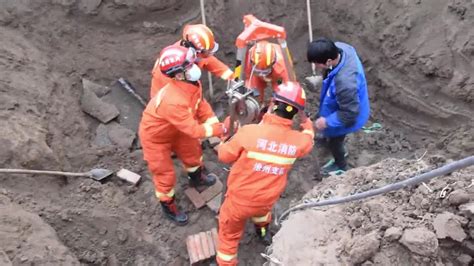Chinese Fireman Lowered Upside Down Into Well To Rescue Trapped 4 Year Old