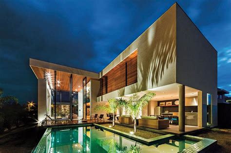 While the l shaped ranch house is the most popular style chosen, it is not the only architectural style available. Stunning Brazilian Home X11 by Spagnuolo Architecture
