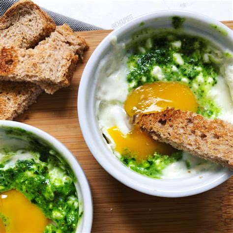 Oeuf cocotte au pesto sans crème au micro - ondes