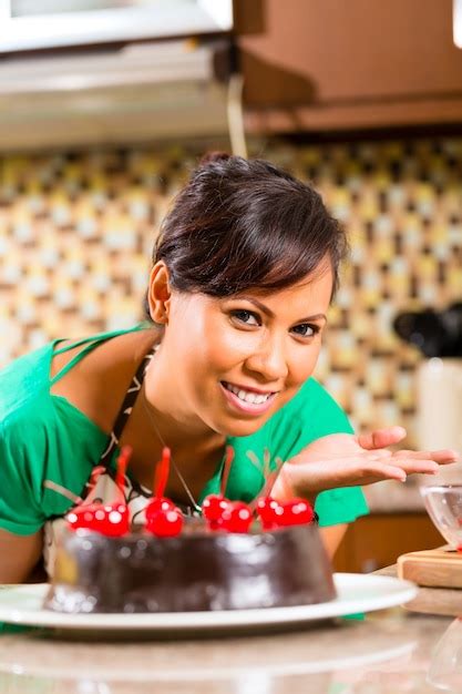 Premium Photo Asian Woman Baking Chocolate Cake In Kitchen