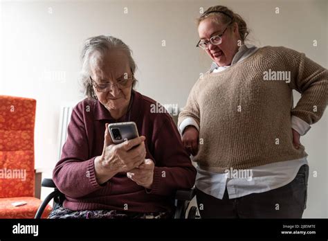 grand mère de 83 ans et fille de 39 ans atteinte du syndrome de down ayant un appel vidéo