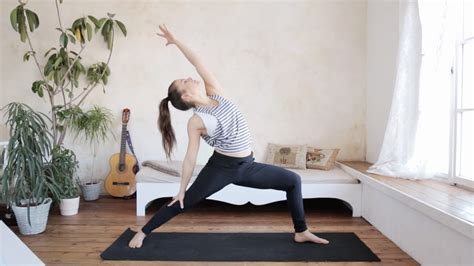 yoga morgen routine wach and energiegeladen perfekter start in den tag mady morrison yoga