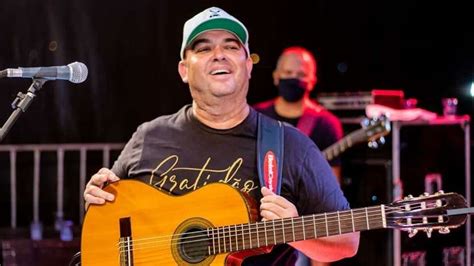 O cantor gospel ficou internado em um hospital de são paulo por 15 dias e já estava com mais de 70% dos pulmões comprometidos pela doença. Cantor sertanejo Paulo Sérgio morre em decorrência da ...