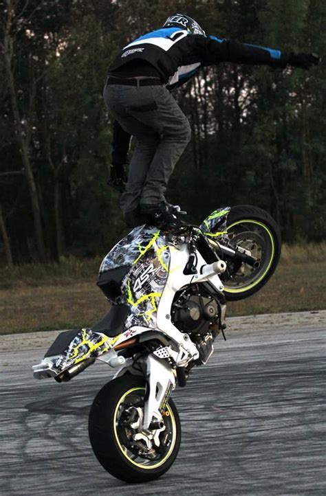 Stunting is an english term referring to acrobatic for beginners, it is recommended to start with a less powerful bike (from 50cc to 125cc). White Lighting CBR600 stunt bike | Stunt bike, Sports ...