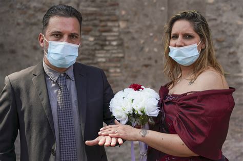 Con mascherine e senza invitati, coppia si sposa a Roma ...