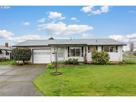2275 Country Club Ter Woodburn Or 97071 Mls 24222342 Redfin