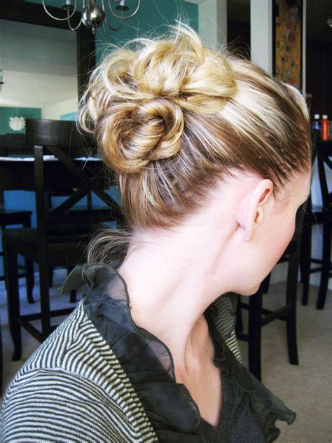 The beauty of the look is the simplicity, and it requires only a quick pull back, and a few twists of the hair — for the woman on the move. how i keep sane: The Pony-Bun Hair Tutorial | Cool ...