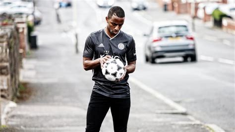 This video is uk only. Leicester City uitshirt en 3e shirt 2019-2020 ...