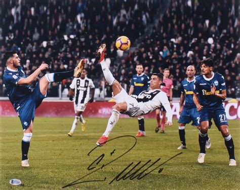 Cristiano Ronaldo Signed Juventus 16x20 Photo Beckett Coa Pristine