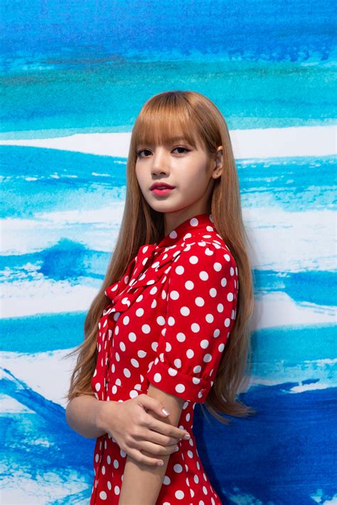 Blackpinks Lisa Is The Style Icon You Should Be Following