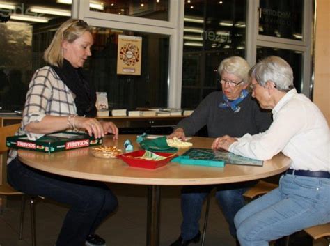 Mit der nutzung der interaktiven module der einwohnergemeinde dällikon anerkennen sie stillschweigend die detaillierten nutzungsbedingungen enthaltenen regeln. 15 Teilnehmende am Scrabble-Abend in der Mediothek ...
