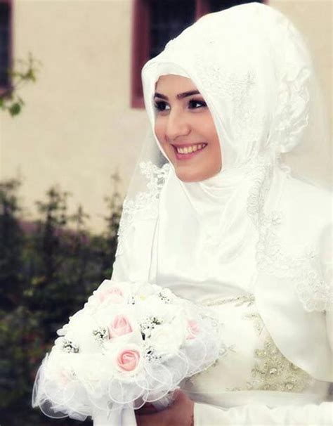 8 Inspirasi Gaun Pengantin Putih untuk Muslimah 2017