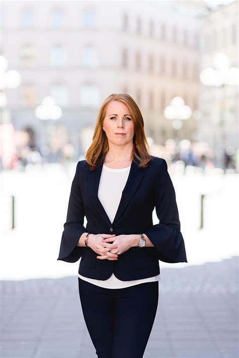 Låten handlar inte om centerpartiets partiledare annie lööf, utan om. Annie Lööf: "Det är vår plikt att agera mot ansvarslöshet ...