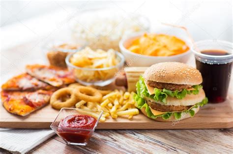Nahaufnahme Von Fast Food Snacks Und Getränken Auf Dem Tisch
