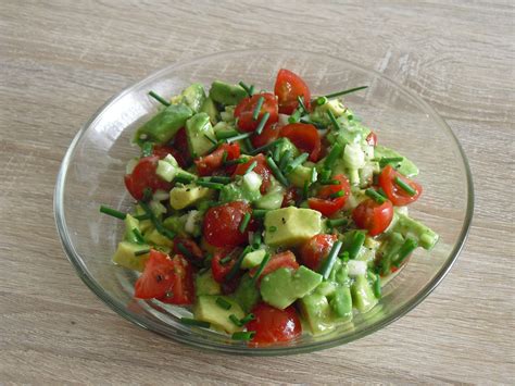 3 halbe avocados von ardo würfeln und 200g aufgetaute mango von ardo sowie 150g ofengetrocknete tomaten von ardo zum salat geben. Leckerer Tomaten-Avocado-Salat (Rezept mit Bild) von ...