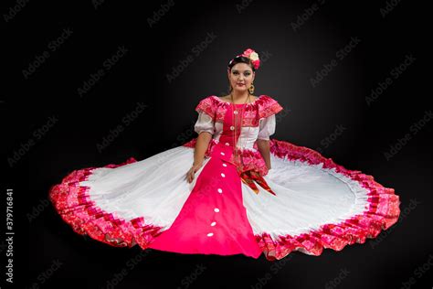 Mujer Mexicana Con Traje Folklorico Tradicional De Colima Vestido