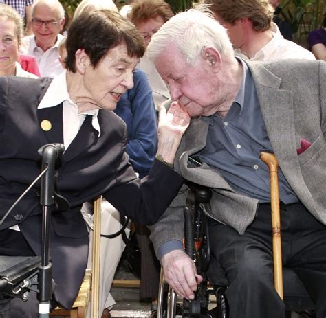227 likes · 183 talking about this · 1 was here. Kanzlergattin: Loki Schmidt stirbt im Alter von 91 Jahren ...