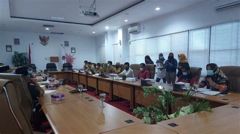 Usia min 18thn s/d 27thn 3. 14 Cleaning Service di Kantor Sekretariat Umum Daerah Pemkot Bontang Terancam Dipecat - Tribun ...