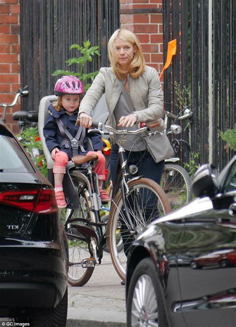 Claire Danes On Screen Daughter Makes Her Homeland Season 5 Berlin Debut Daily Mail Online